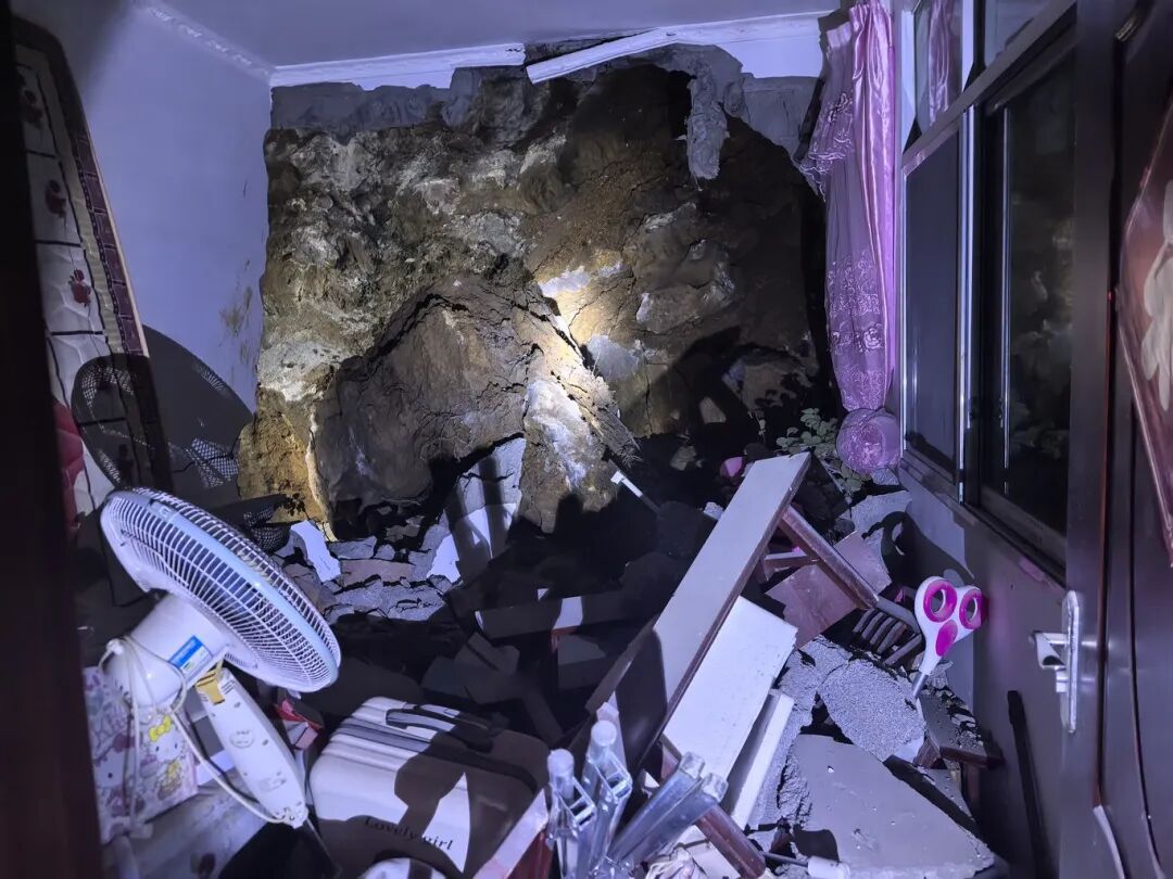 重庆成功处置一危岩崩塌灾情,零伤亡! 重庆成功处置一危岩崩塌灾情,零伤亡!