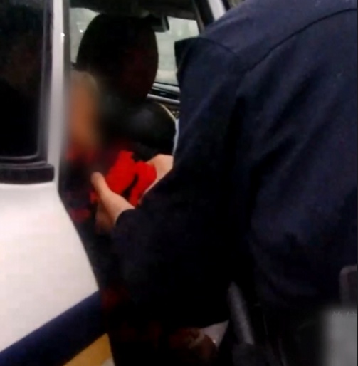 “谢谢你们...”雨里的温情接力,从街头到心头 “谢谢你们...”雨里的温情接力,从街头到心头