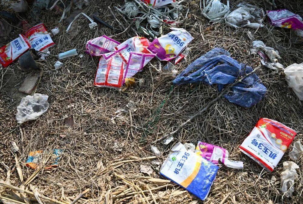 田间地头,为何变成“农资垃圾场”? 田间地头,为何变成“农资垃圾场”?