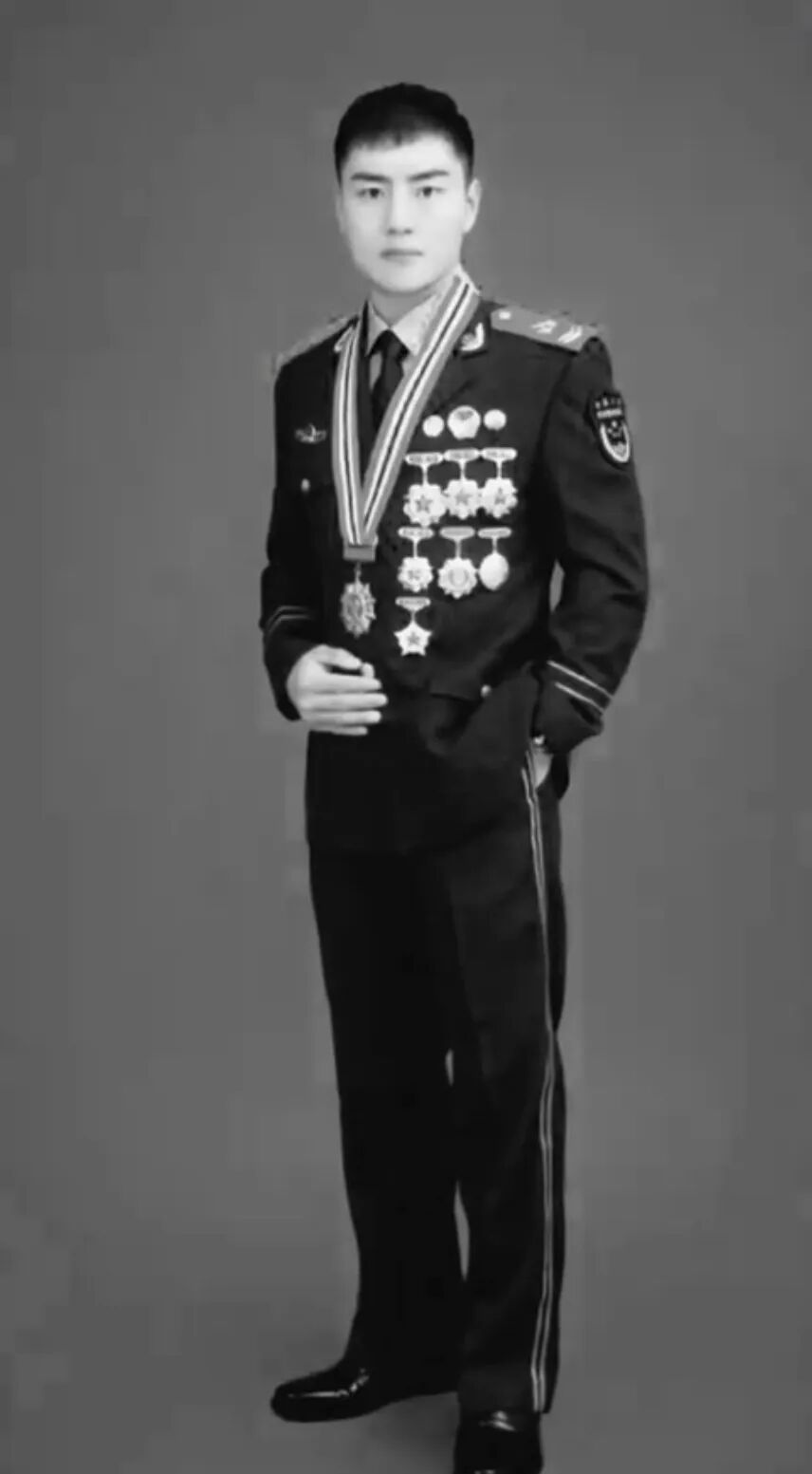 女子深夜落水，一名辅警和两名群众施救不幸牺牲！其中一人年仅19岁