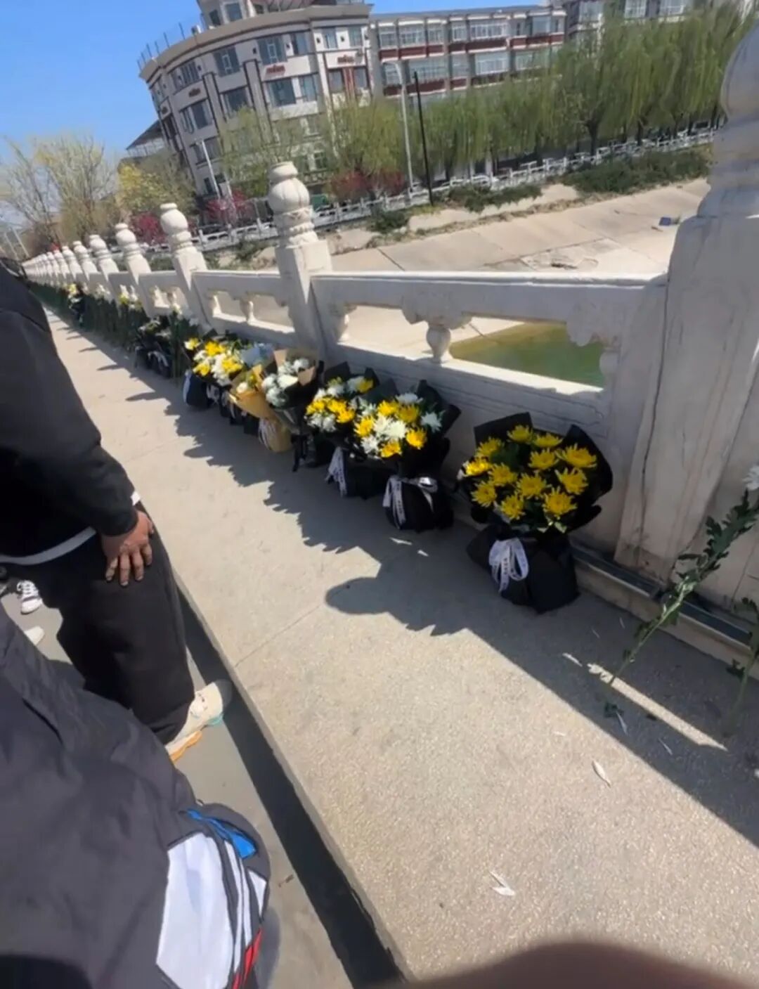 女子深夜落水，一名辅警和两名群众施救不幸牺牲！其中一人年仅19岁