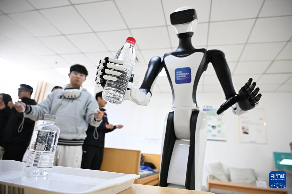 山东青岛：场景训练赋能康养机器人走进现实生活