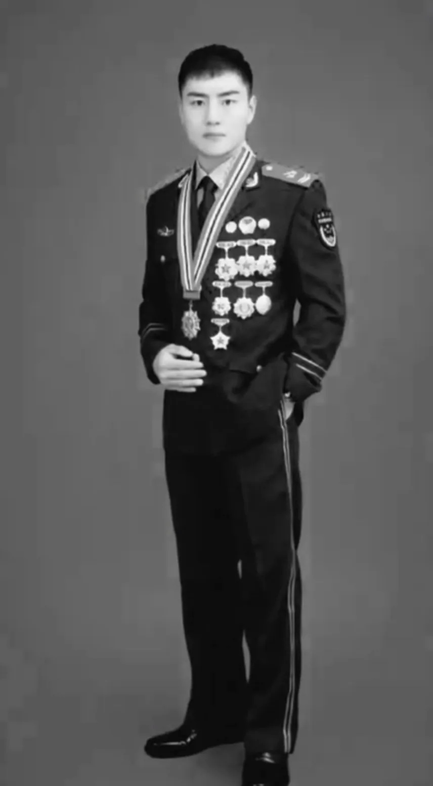 3名男子营救落水女子均遇难，两救人者为退役军人，“都很年轻”，事发地摆满鲜花