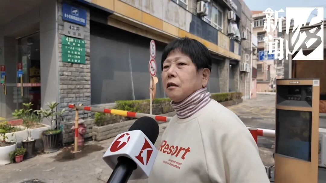 上海这条马路半空挂着啥？经过的人都得看两眼！原因绝对想不到…