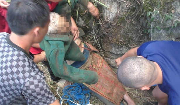 八旬老人在两墙之间等救援，原因简单得让人心疼......