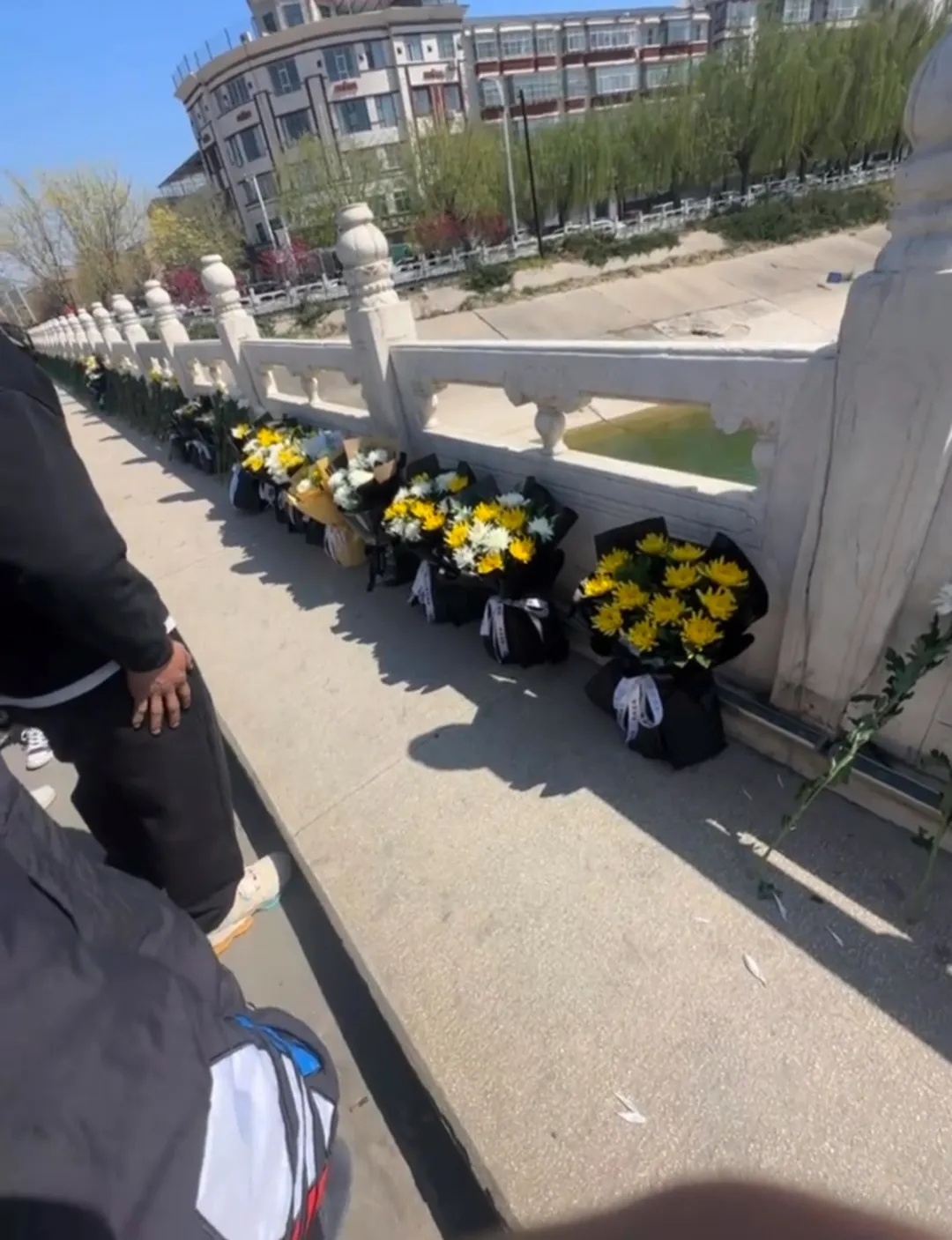 3名男子营救落水女子均遇难，两救人者为退役军人，“都很年轻”，事发地摆满鲜花