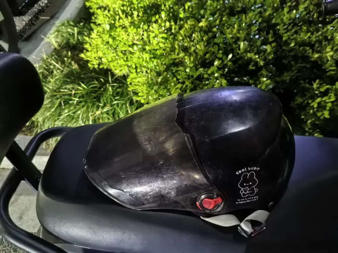 男子在路边如此“以旧换新”,海宁警方:抓! 男子在路边如此“以旧换新”,海宁警方:抓!