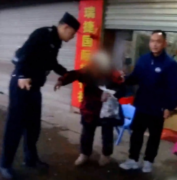 “谢谢你们...”雨里的温情接力,从街头到心头 “谢谢你们...”雨里的温情接力,从街头到心头