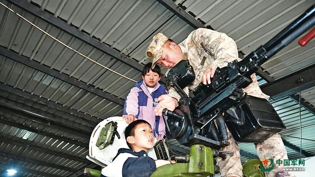 “敬礼少年”再遇“你好班长”，一颗绿色的种子种在孩子心里……