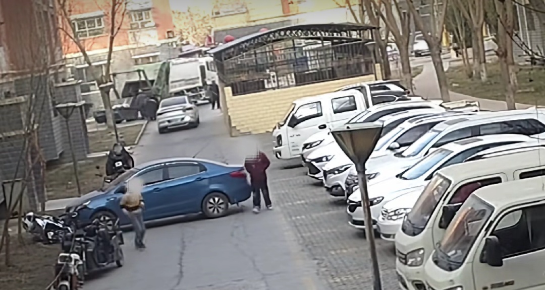 11岁男孩偷拿家长车钥匙下楼开车,刚出车位就撞车,民警:家长赔偿全部损失 11岁男孩偷拿家长车钥匙下楼开车,刚出车位就撞车,民警:家长赔偿全部损失