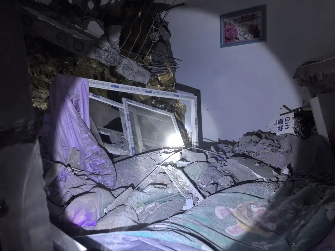 重庆成功处置一危岩崩塌灾情,零伤亡! 重庆成功处置一危岩崩塌灾情,零伤亡!