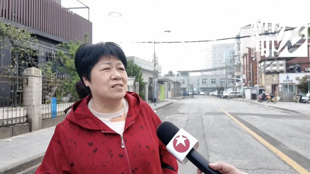 上海这条马路半空挂着啥？经过的人都得看两眼！原因绝对想不到…