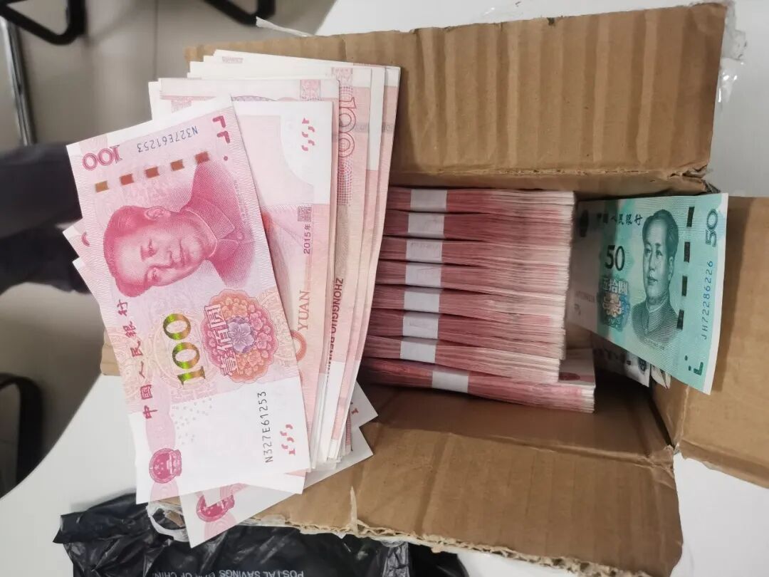 杭州男子带8万元现金打车，被司机直接载到派出所，一通电话让他觉得乘客太可疑