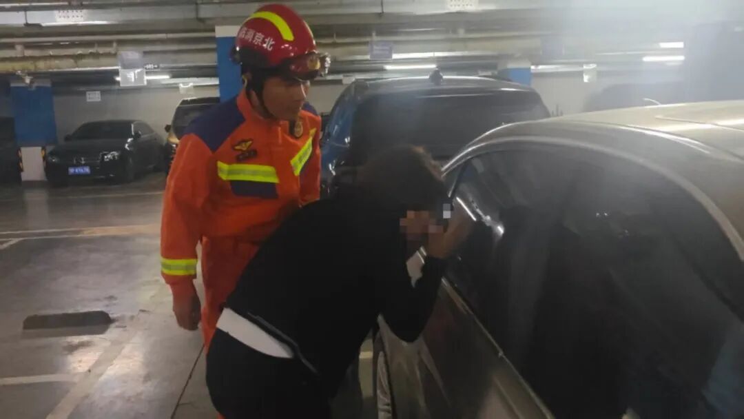 两岁幼童将自己反锁被困车内哭闹不止 大兴消防紧急破窗救援