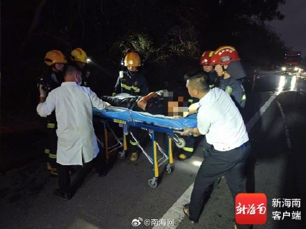 危险!货车与小轿车高速追尾起火 车辆严重变形 危险!货车与小轿车高速追尾起火 车辆严重变形