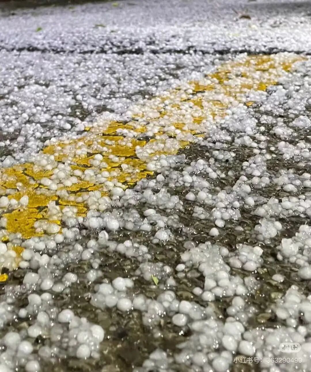 “车窗车顶都被砸出坑”，武汉遭遇冰雹和破纪录暴雨，这次天气过程为何这么猛？