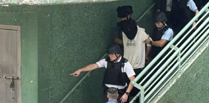 香港一男子手持锤子和疑似手枪打劫银行,抢走36000元港币后骑单车逃离现场,在柴湾商场被拘捕 香港一男子手持锤子和疑似手枪打劫银行,抢走36000元港币后骑单车逃离现场,在柴湾商场被拘捕