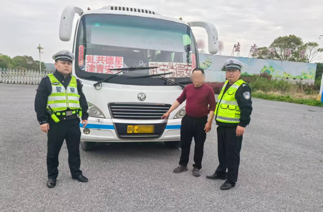 站着也要硬往里塞！19座客车载35人 ，司机已刑拘！