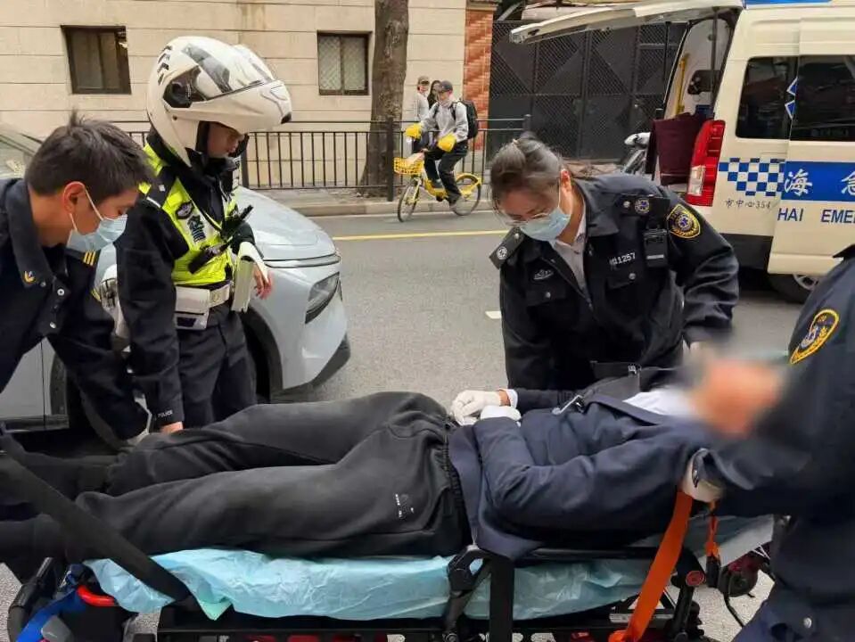事发上海街头!一男子死死咬住民警手指...... 事发上海街头!一男子死死咬住民警手指......