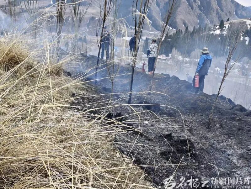 “快，一人拿一个，跟上！”