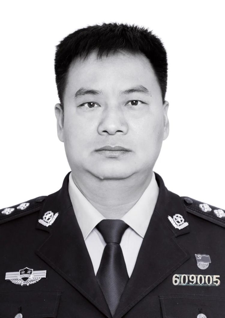 云南45岁公安局副局长余红李因公牺牲:留下的最后一句话是“线索不能断” 云南45岁公安局副局长余红李因公牺牲:留下的最后一句话是“线索不能断”