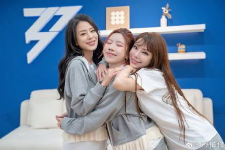 以“无滤之镜”为主题，《乘风2026》今明两晚直播公演