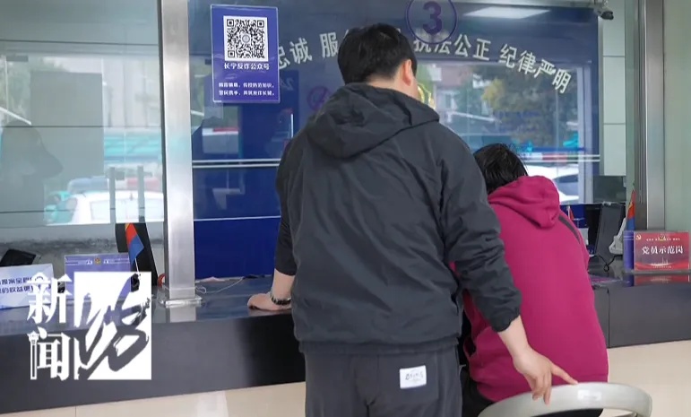 “我不要活了啊！”上海阿婆崩溃，买了近30年的保险全被退！警方：若继续持有价值百万