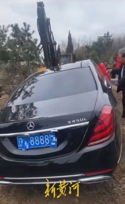 辽阳官方通报“填埋奔驰车祭祀”：当事人因封建迷信违法违规填埋车辆，正依法依规处理