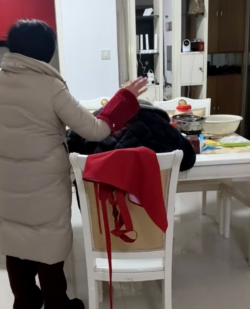 “武汉大学生烧伤案”当事人杜均浩在长沙治疗半年，父母陪同：他痒我们就拍