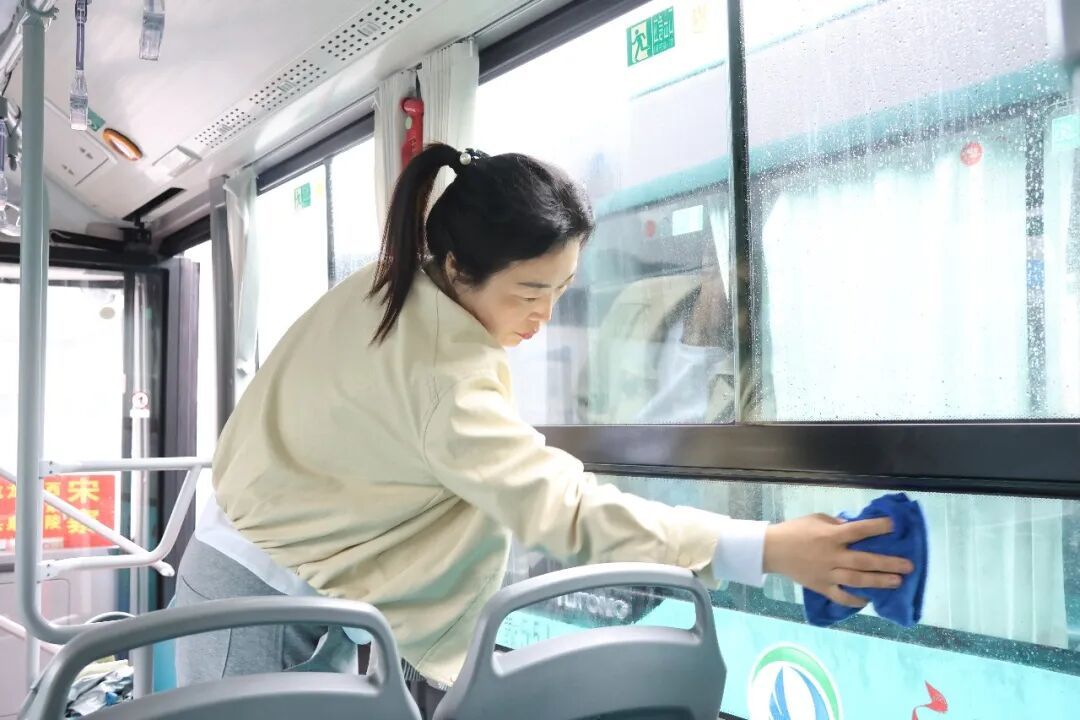 河南公交车司机暖心倒车，获全网点赞！