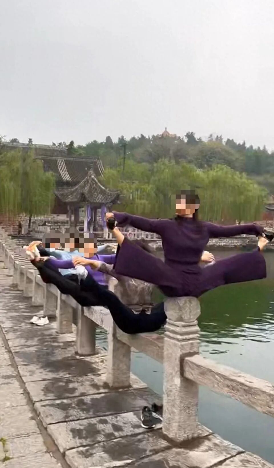 景区内,5名女子集体做这个动作!网友倒吸一口冷气:危险!也不雅观… 景区内,5名女子集体做这个动作!网友倒吸一口冷气:危险!也不雅观…