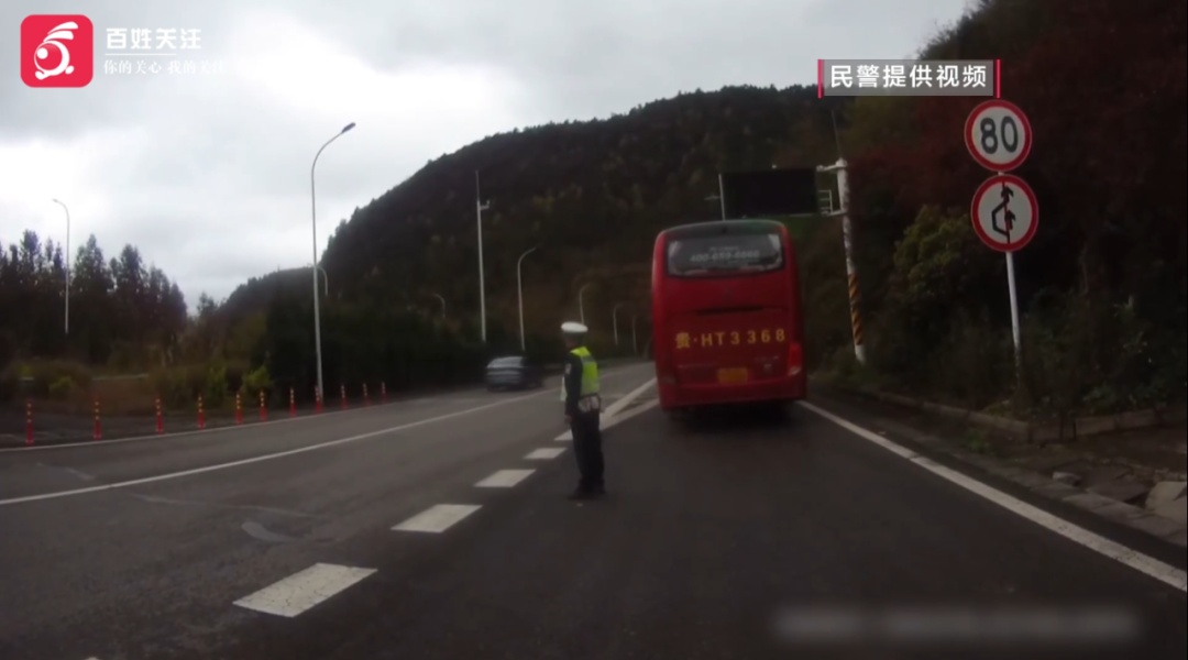 旅游大巴隧道口突然抛锚，白烟直冒！交警及时赶到“暖心”护航