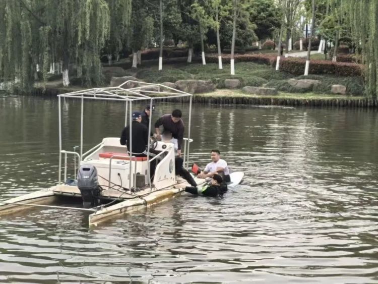 杭州男子因家庭矛盾独自往河中走,警方发现后立马脱鞋下水救援! 杭州男子因家庭矛盾独自往河中走,警方发现后立马脱鞋下水救援!