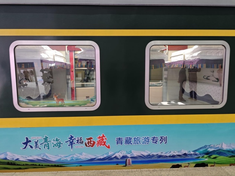 高原铁路开行今年首趟桃花节主题旅游专列 高原铁路开行今年首趟桃花节主题旅游专列