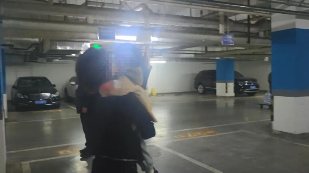 两岁幼童将自己反锁被困车内哭闹不止 大兴消防紧急破窗救援