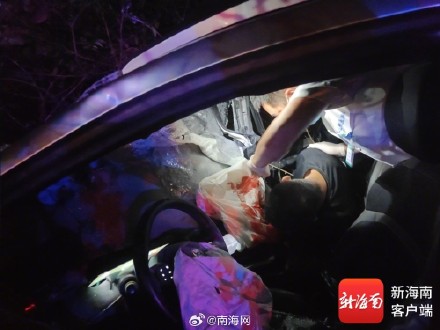 危险!货车与小轿车高速追尾起火 车辆严重变形 危险!货车与小轿车高速追尾起火 车辆严重变形