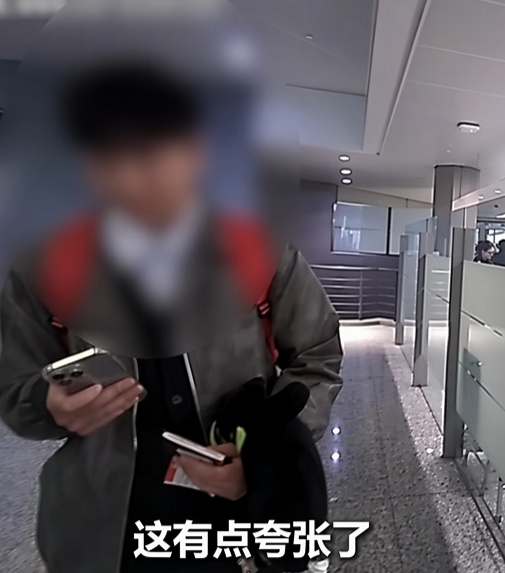 “不去国外了。”年轻人退了飞机票，去了派出所