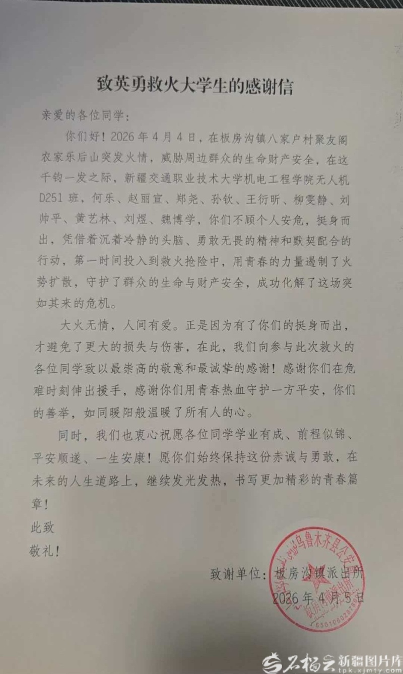 “快，一人拿一个，跟上！”