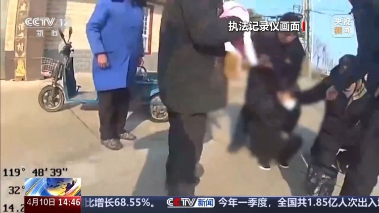 假孙子假警察合伙诈骗老人 民警设伏抓获嫌疑人 假孙子假警察合伙诈骗老人 民警设伏抓获嫌疑人