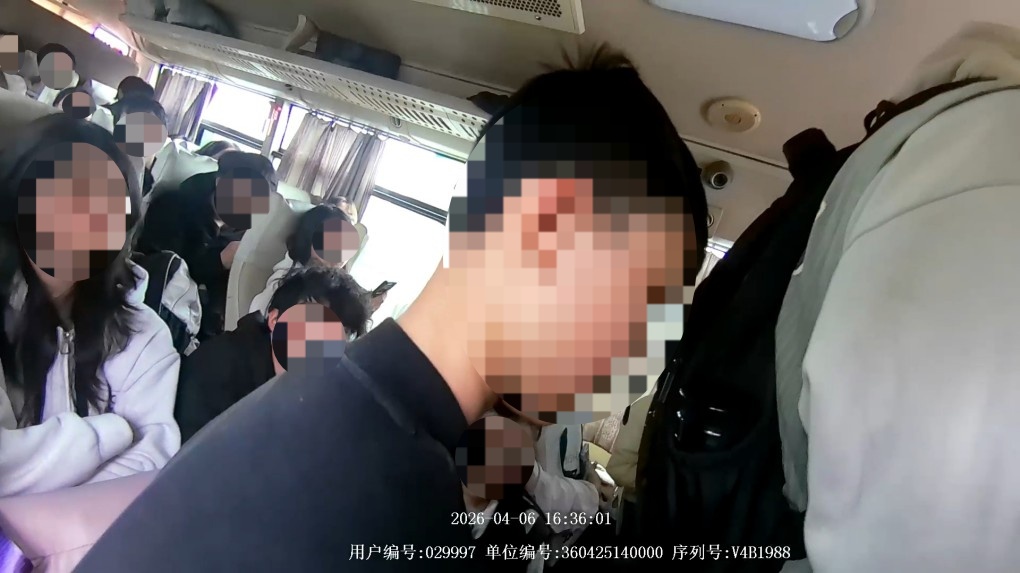 站着也要硬往里塞！19座客车载35人 ，司机已刑拘！