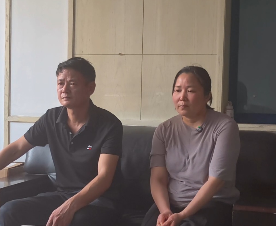 “武汉大学生烧伤案”当事人杜均浩在长沙治疗半年，父母陪同：他痒我们就拍