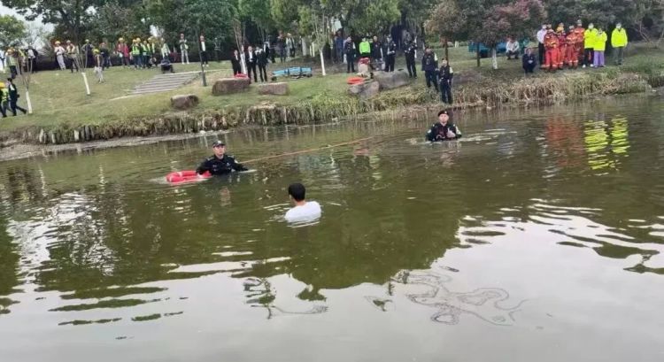 杭州男子因家庭矛盾独自往河中走,警方发现后立马脱鞋下水救援! 杭州男子因家庭矛盾独自往河中走,警方发现后立马脱鞋下水救援!