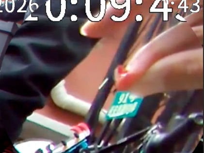 事发上海街头!一男子死死咬住民警手指...... 事发上海街头!一男子死死咬住民警手指......