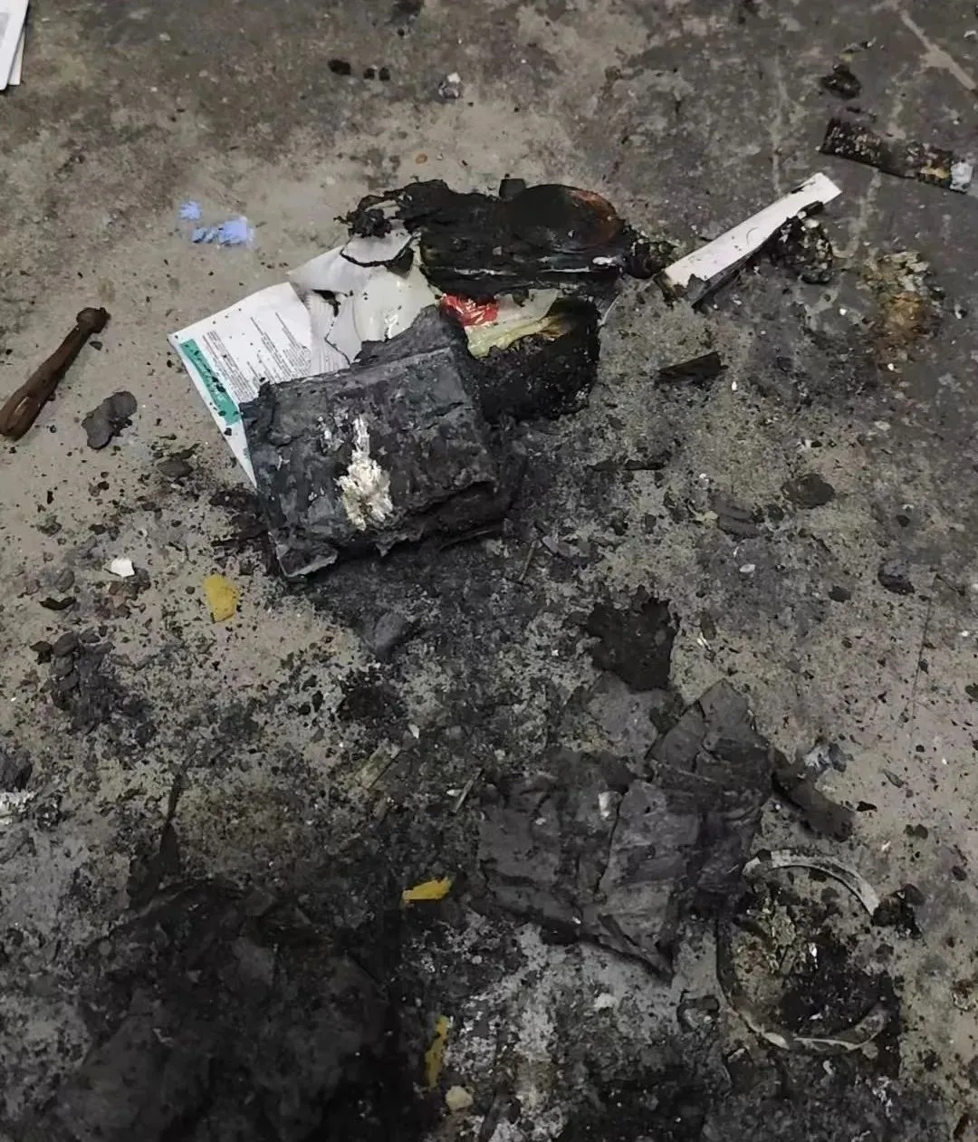 就在床头!男子休息时突然被炸伤 就在床头!男子休息时突然被炸伤