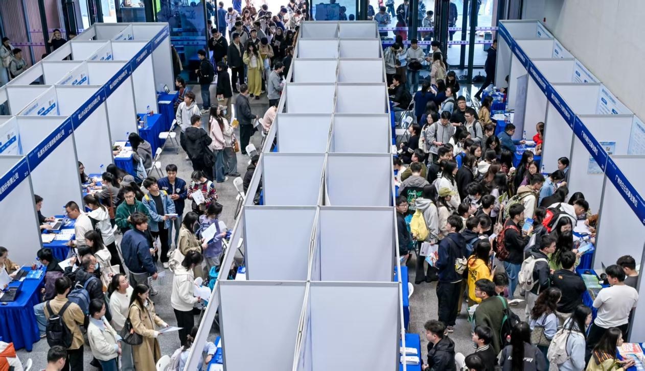 部分岗位年薪达150万元 广东340家重点企业携8700余岗位赴南京揽才 部分岗位年薪达150万元 广东340家重点企业携8700余岗位赴南京揽才