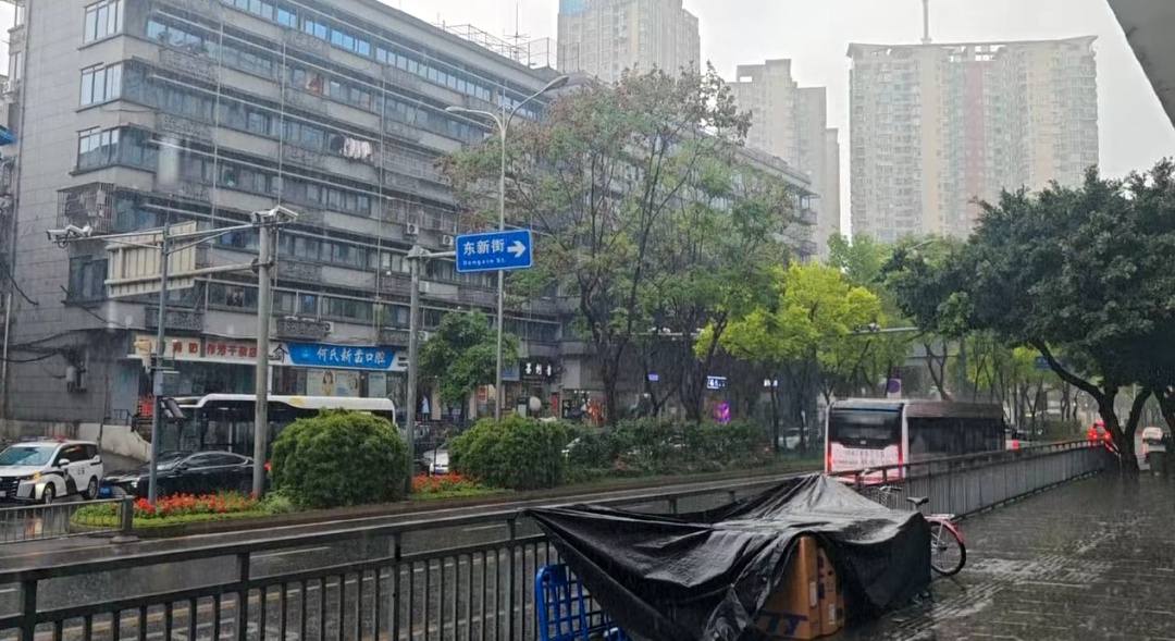 成都暴雨+雷电+大风，出行注意→