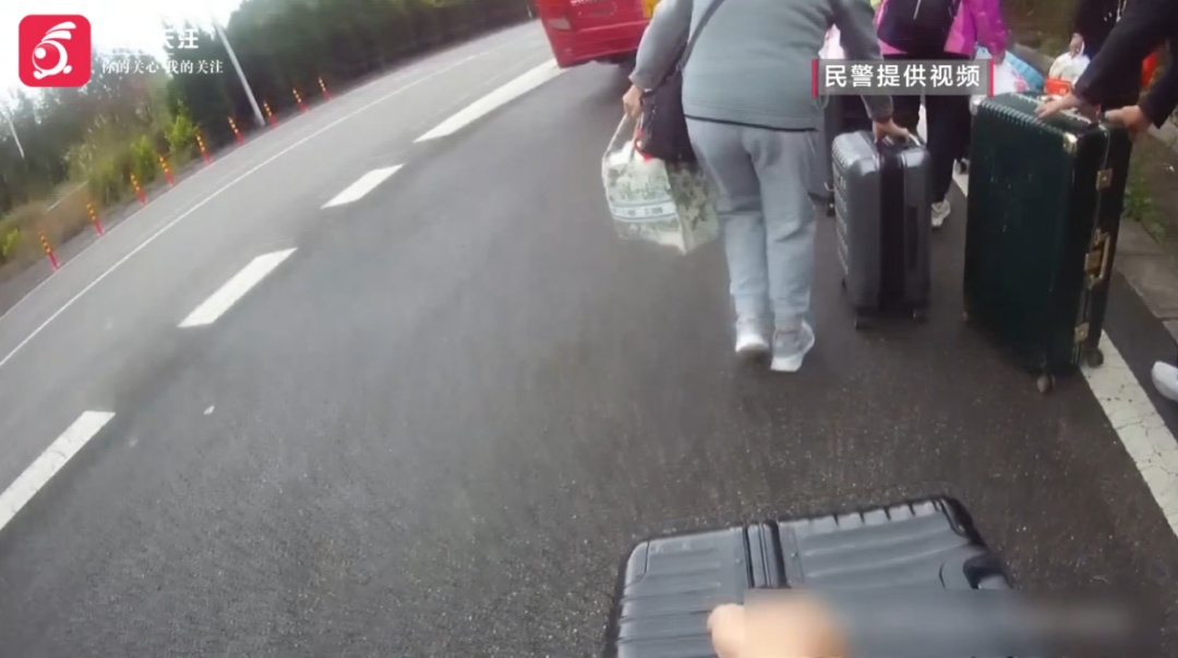 旅游大巴隧道口突然抛锚，白烟直冒！交警及时赶到“暖心”护航