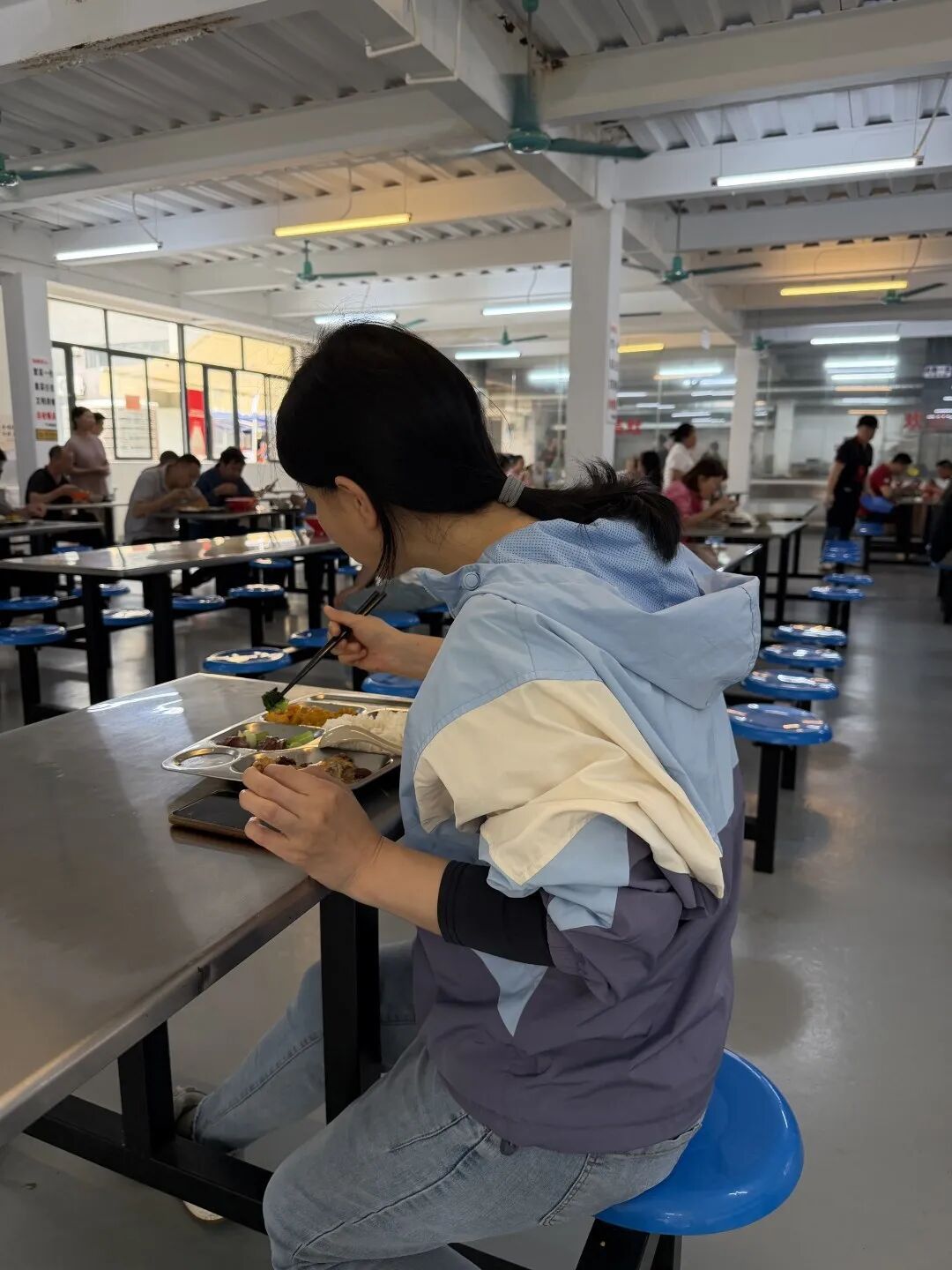 餐厅推出6元自助餐,五菜一汤任吃!会亏本吗?老板发声 餐厅推出6元自助餐,五菜一汤任吃!会亏本吗?老板发声