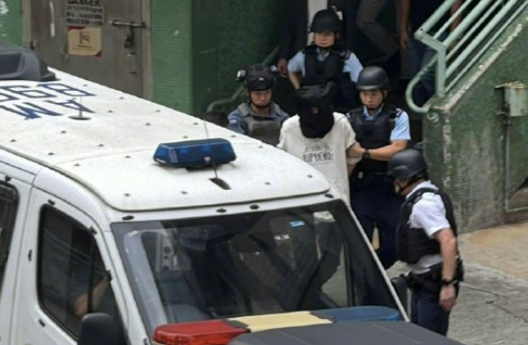 香港一男子手持锤子和疑似手枪打劫银行，抢走36000元港币后骑单车逃离现场，在柴湾商场被拘捕