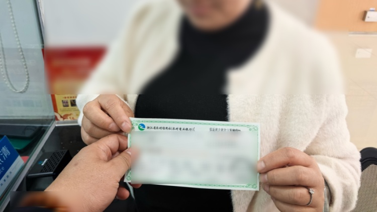 “别接电话!把记录删了!”女子取30万元现金赴“投资”约…… “别接电话!把记录删了!”女子取30万元现金赴“投资”约……